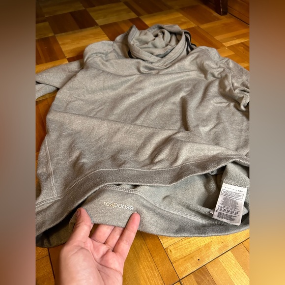 Adidas | Lightweight Response gray long sleeve Hoodie with thumb holes - Picture 5 of 10
